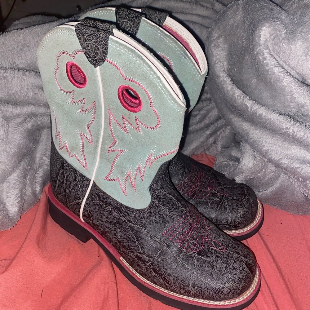 Ariat boot US size 4 in kids and they are a teal color with pink and brown - Picture 3 of 4